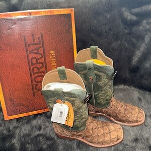 New In Box Corral Pirarucu fish leather boots size 9W Men’s